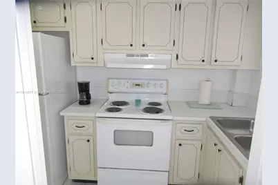 581 Blue Heron Dr #309-B, Hallandale Beach, FL 33009 - Photo 6