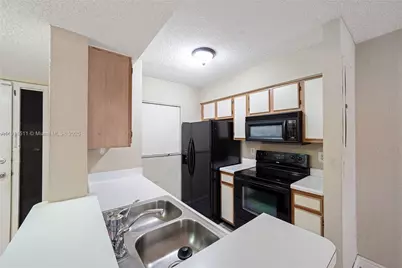 2871 N Oakland Forest Dr #210, Oakland Park, FL 33309 - Photo 8