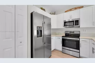 10547 W 34th Ct, Hialeah, FL 33018 - Photo 12