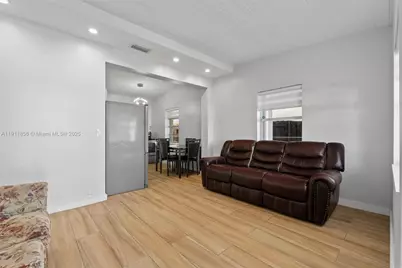 580 E 44th St, Hialeah, FL 33013 - Photo 4
