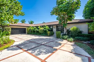 419 Alamanda Dr, Hallandale Beach, FL 33009 - Photo 2