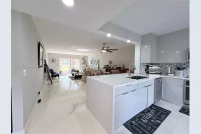 900 SW 128th Ave #105D, Pembroke Pines, FL 33027 - Photo 2