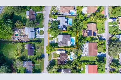 10845 Peachtree Dr, Miami, FL 33161 - Photo 4