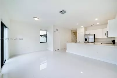 10630 W 33rd Way, Hialeah, FL 33018 - Photo 32