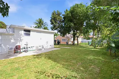 560 NE 110th Ter, Miami, FL 33161 - Photo 32