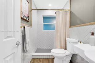 1012 NE 2nd St, Hallandale Beach, FL 33009 - Photo 30