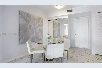 1621 Bay Rd #606, Miami Beach, FL 33139 - Photo 4