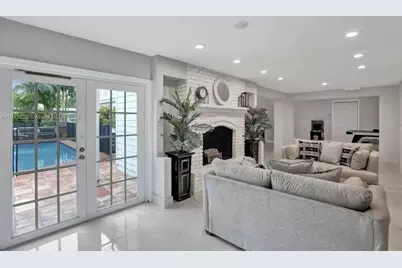 1025 N Southlake Dr, Hollywood, FL 33019 - Photo 32