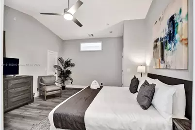 1025 N Southlake Dr, Hollywood, FL 33019 - Photo 8