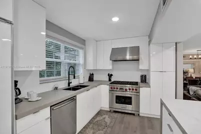 1025 N Southlake Dr, Hollywood, FL 33019 - Photo 44