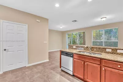 3226 NW 31st Ter, Oakland Park, FL 33309 - Photo 10