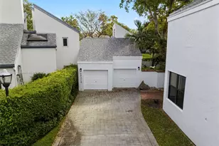 20215 W Oakhaven Cir, Miami, FL 33179 - Photo 2