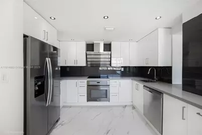 2016 Bay Dr #904, Miami Beach, FL 33141 - Photo 2