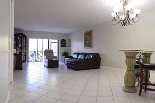 302 Lakeview Dr, Weston, FL 33326 - Photo 2