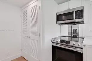 555 NE 34th St, Miami, FL 33137 - Photo 10