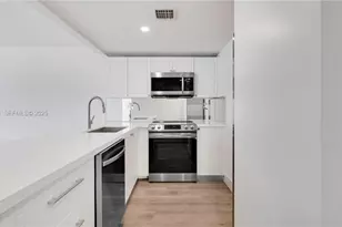 555 NE 34th St, Miami, FL 33137 - Photo 8