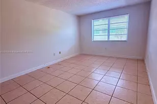 13920 Lake Placid Ct, Miami Lakes, FL 33014 - Photo 4