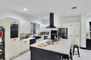 2019 Harbor View Cir, Weston, FL 33327 - Photo 4