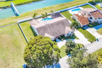 10700 SW 139th Rd, Miami, FL 33176 - Photo 2
