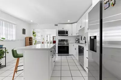 2262 NW 4th St, Miami, FL 33125 - Photo 6