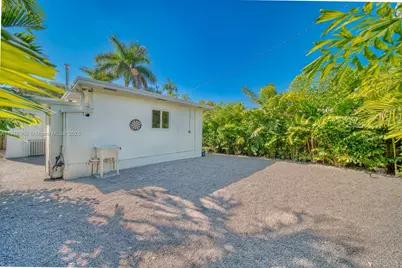 845 NE 119th St, Biscayne Park, FL 33161 - Photo 12
