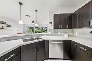 8945 NW 38th Dr, Coral Springs, FL 33065 - Photo 10