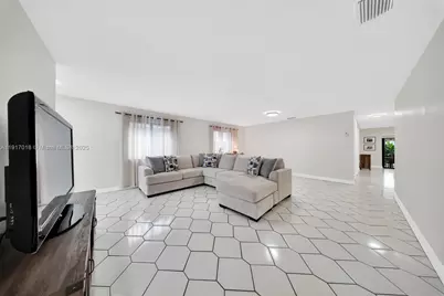 202 NW 60th Ave, Miami, FL 33126 - Photo 6