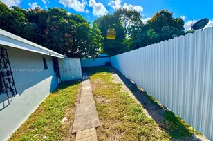 830 SE 7th Pl, Hialeah, FL 33010 - Photo 18