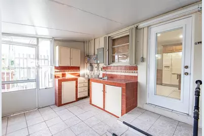 990 E 2nd St, Hialeah, FL 33010 - Photo 36