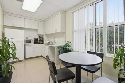 8527 Pines Blvd, Pembroke Pines, FL 33024 - Photo 48