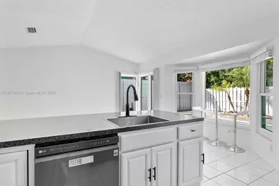 1086 SW 102nd Ter, Pembroke Pines, FL 33025 - Photo 10
