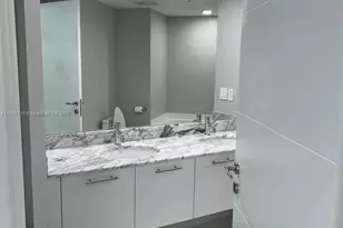 55 SE 6th St, Miami, FL 33131 - Photo 58