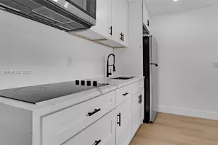 32 SW 9th St, Hallandale Beach, FL 33009 - Photo 2