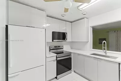 8107 SW 19th St, North Lauderdale, FL 33068 - Photo 14