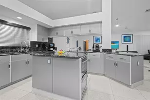 392 Coconut Cir, Weston, FL 33326 - Photo 16