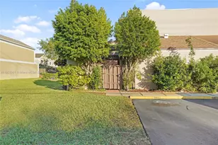 12393 NW 12th Ct, Pembroke Pines, FL 33026 - Photo 2