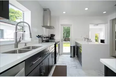 35 SW 28th Rd #0, Miami, FL 33129 - Photo 4