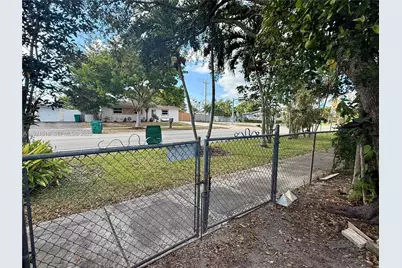 8070 NW 176th St, Hialeah, FL 33015 - Photo 26