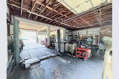 11851 W Dixie Hwy, Miami, FL 33161 - Photo 12
