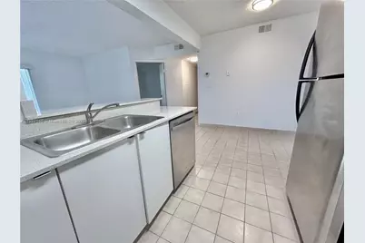 301 Palm Way #104, Pembroke Pines, FL 33025 - Photo 4