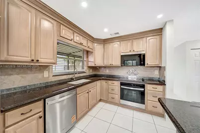 4852 Grapevine Way, Davie, FL 33331 - Photo 18