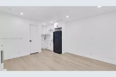 32 SW 9th St #2, Hallandale Beach, FL 33009 - Photo 2