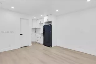 32 SW 9th St, Hallandale Beach, FL 33009 - Photo 2