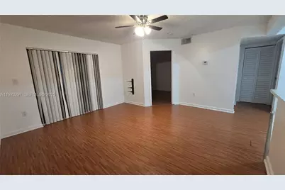 400 W Palm Cir W #305, Pembroke Pines, FL 33025 - Photo 4