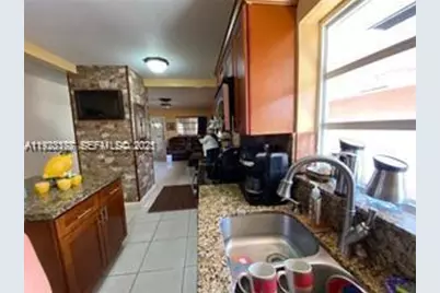 821 W 39 Pl, Hialeah, FL 33012 - Photo 6
