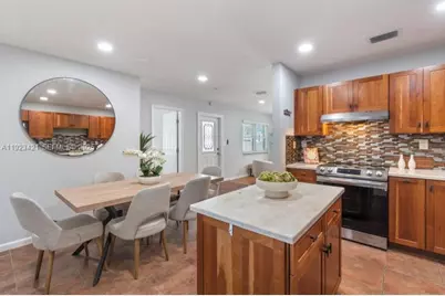 870 NE 35th St, Oakland Park, FL 33334 - Photo 8