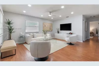 870 NE 35th St, Oakland Park, FL 33334 - Photo 2