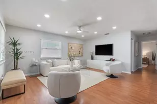 870 NE 35th St, Oakland Park, FL 33334 - Photo 2