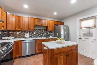 870 NE 35th St, Oakland Park, FL 33334 - Photo 6