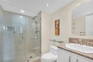 9800 N Hollybrook Lake Dr, Pembroke Pines, FL 33025 - Photo 26